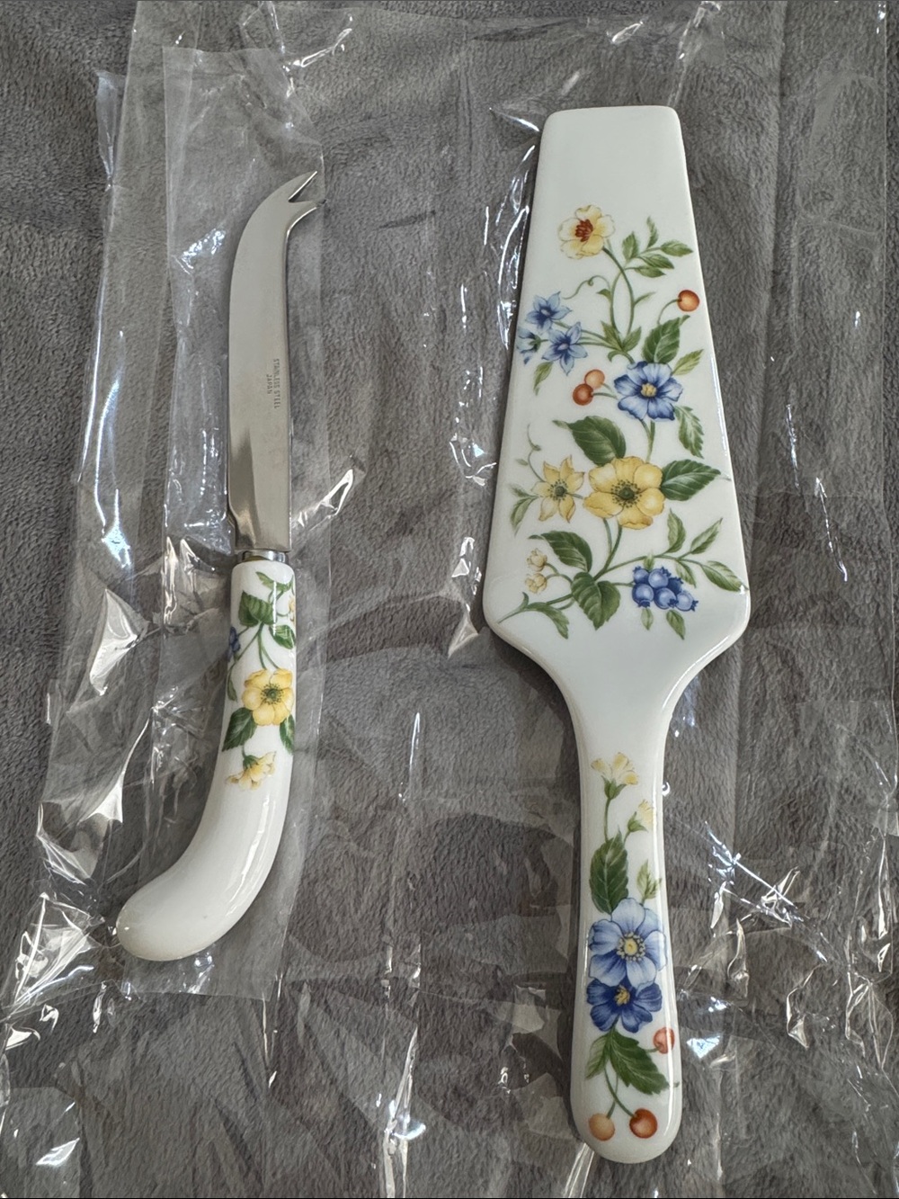 Andrea by Sadek 2 pc Porcelain Floral Cake Server and Knife Set - White